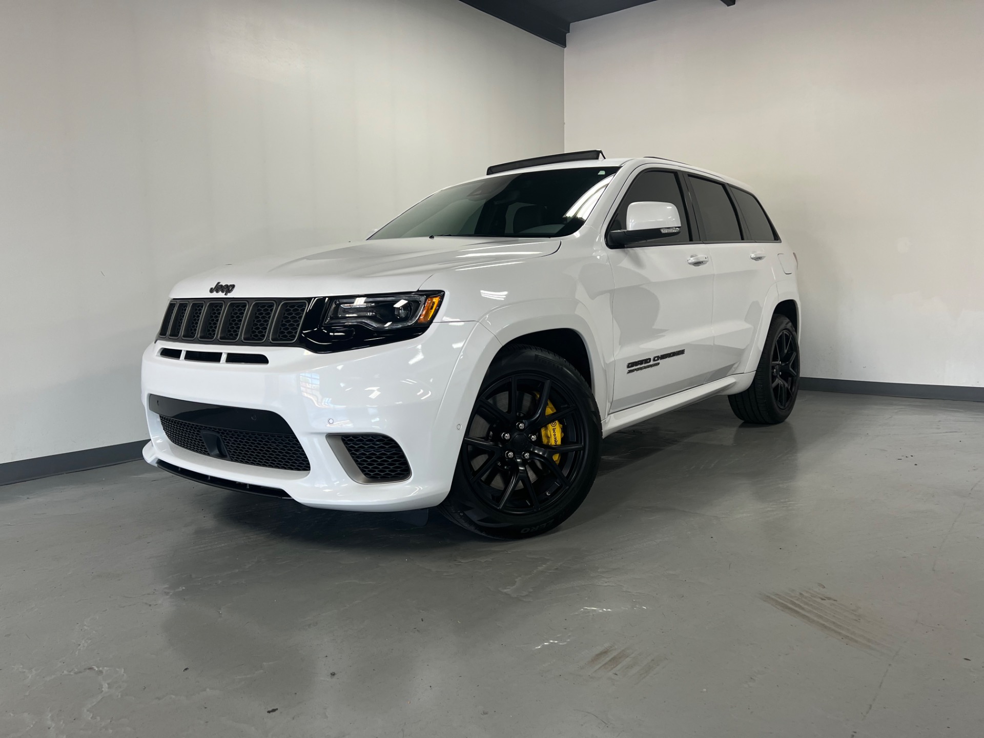 Used Bright White Clear Coat Jeep Grand Cherokee Off